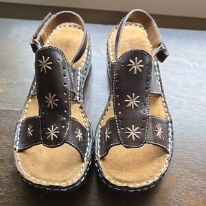 NATURAL SOUL by NATURALIZER, Brown Sandals with Cream Stitching & Cute Detail